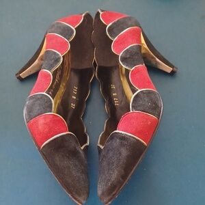 Beverly Feldman Rare Vintage Black & red suede scalloped pumps
